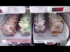 Mesin penjual beku yang menjual daging dan es krim dengan sistem pembayaran tanpa kontak di Singapura