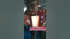 Bagaimana cara membeli secangkir kopi dari mesin penjual kopi?