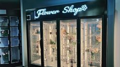 Mesin penjual bunga segar, loker transparan di lemari es.