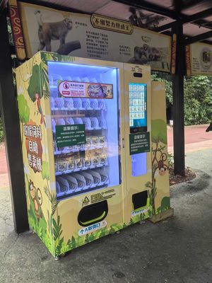 Mesin penjual pakan hewan rangka logam yang nyaman untuk kapasitas tinggi dan isi ulang yang dapat diandalkan