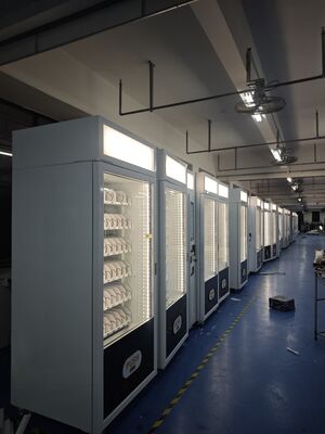 Mesin Penjual Makanan ringan yang dirancang untuk memberikan layanan dengan layar sentuh 215 inci dan kotak lampu yang menarik di lokasi ritel